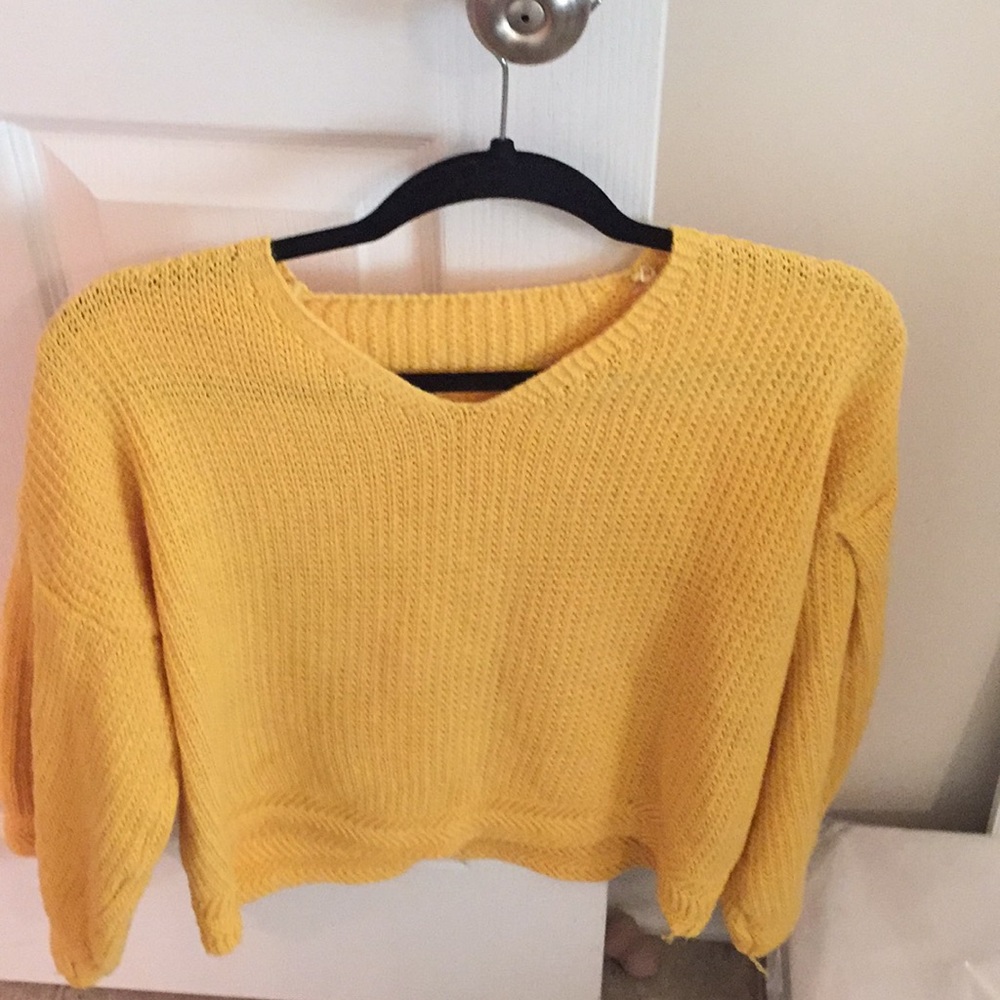 Oversized yellow cropped sweater
